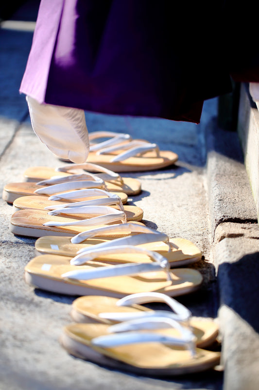 「正しい脱ぎ履き」（雪駄）－トラディション シリーズー